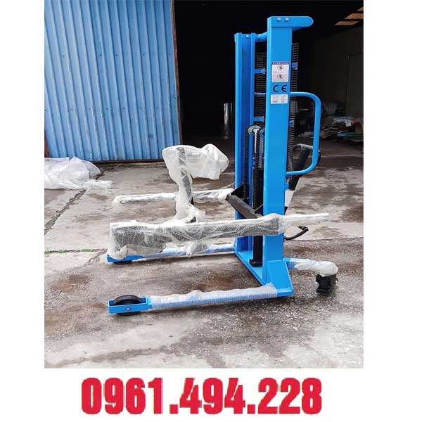 xe nâng quay đổ phuy 350 kg