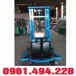 Xe nâng bán tự động chân rộng