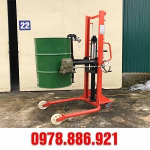 xe nâng quay đổ phuy hiệu Niuli