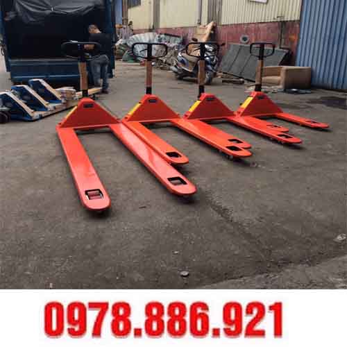 Xe nâng tay ở Ngọc Hồi