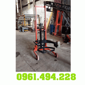 xe nâng quay đổ phuy có đai