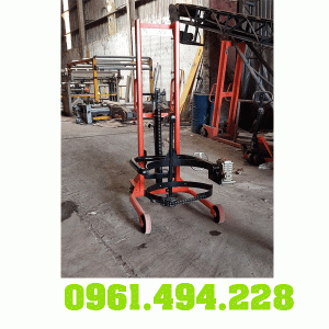 xe nâng quay đổ phuy có đai